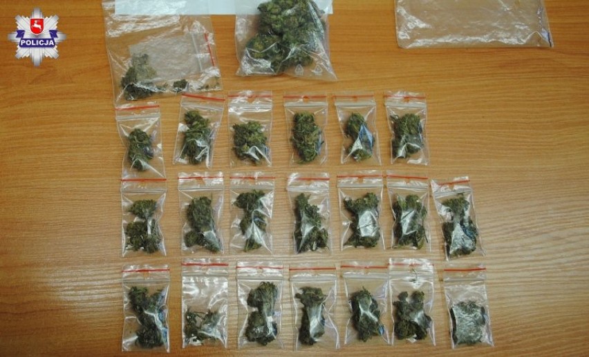 Policjanci znaleźli narkotyki schowane pod dywanem