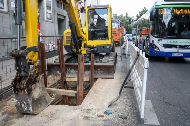 Trwa remont wodociągu na Alejach Trzech Wieszczów. Roboty te wiążą się z dużymi utrudnieniami dla kierowców.