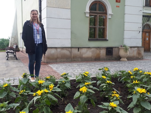Anita Łukawska, zajmująca się projektowaniem i nadzorem nad pielęgnacją terenów zieleni w Sandomierzu dodała, że przy okazji prowadzenia nasadzeń mieszkańcy nie kryli zadowolenia z faktu, że mimo wcześniejszych zapowiedzi Sandomierz będą zdobiły kwiaty.