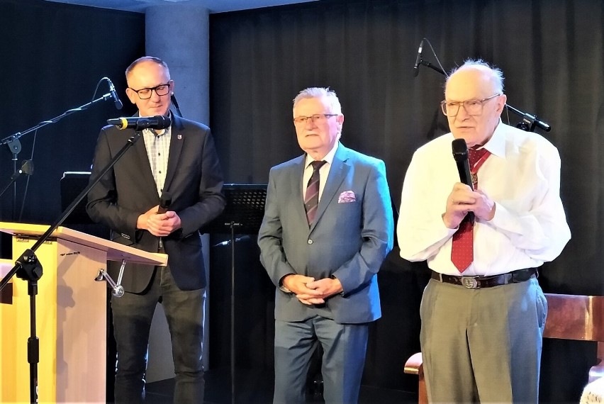 85 urodziny doktora Stefana Grysa. Wieloletni dyrektor Akwawitu spotkał się ze swoimi przyjaciółmi w Miejskiej Bibliotece Publicznej 