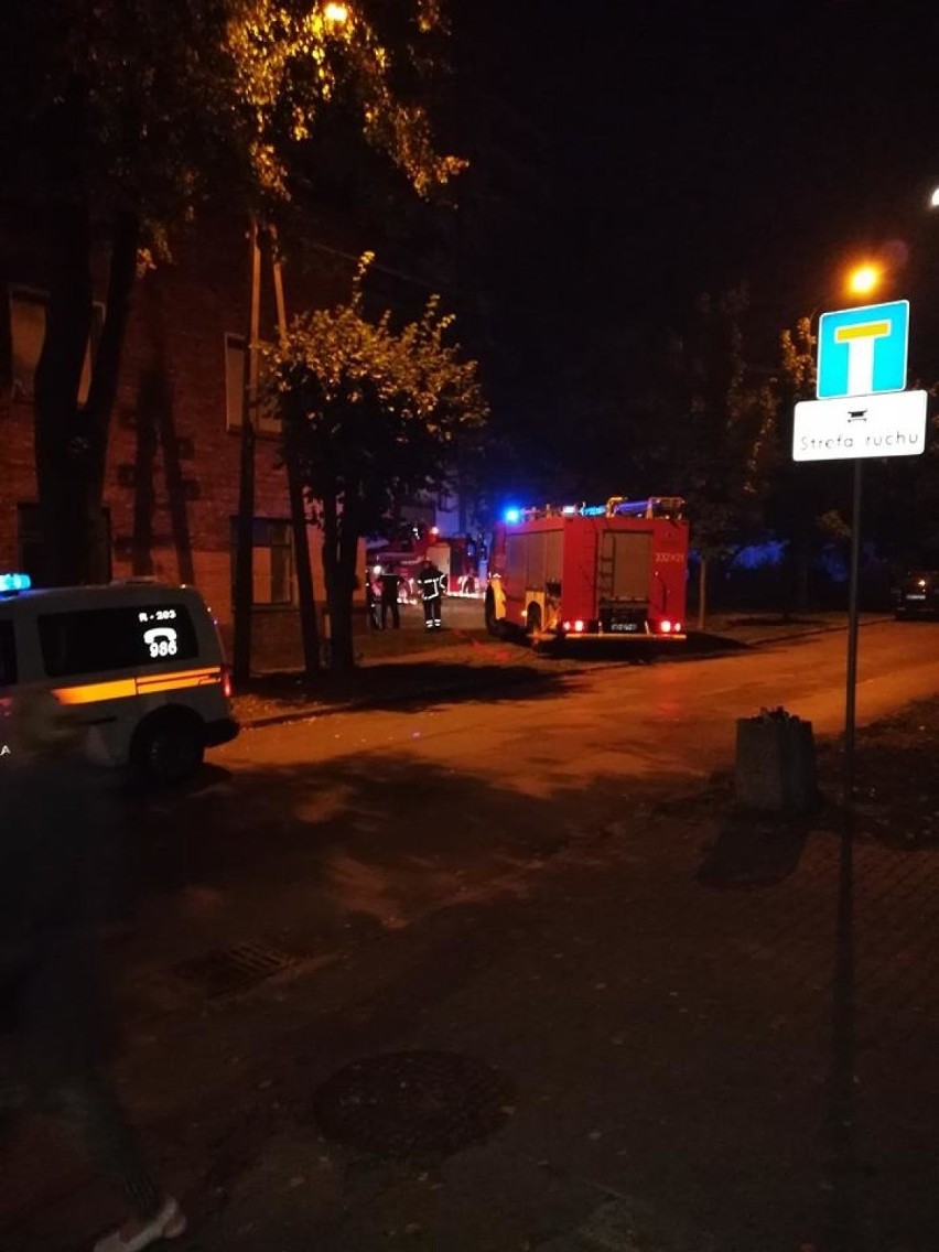 Pożar przy ulicy Kolberga w Radomiu. Dwie osoby w szpitalu, ewakuowano część mieszkańców