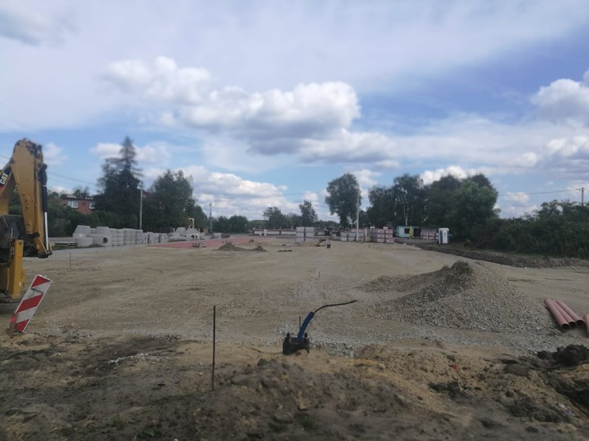 Budowa parkingu przy cmentarzu dobiegła końca. 1 listopada będzie on do dyspozycji mieszkańców i gości