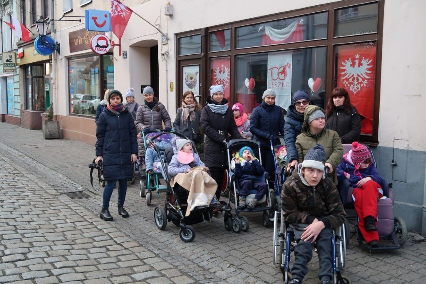 Leszno. Rozdawali mieszkańcom biało-czerwone poduszki, aby upamiętnić 100 rocznicę powrotu Leszna do macierzy [ZDJĘCIA] 