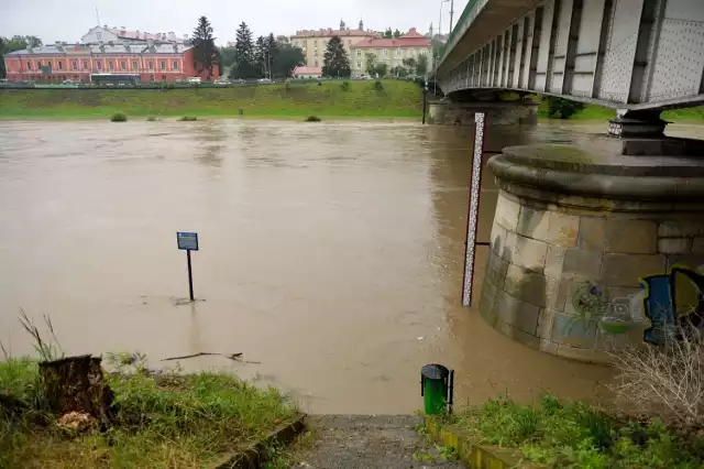 Po ostatnich intensywnych opadach deszczu poziom wody na Sanie w Przemyślu niebezpiecznie się podniósł. Rzeka zalała ścieżki rowerowe i ogródki na ogródki działkowe. Na szczęście, poziom wody opada