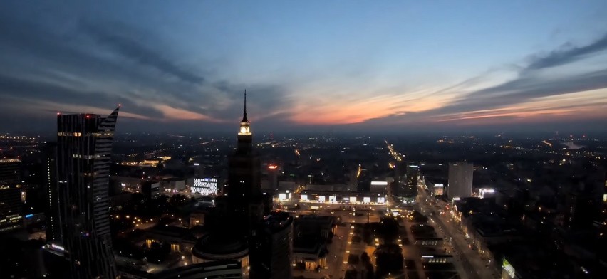 Varso Tower. Wspiął się na szczyt dźwigu budowy najwyższego wieżowca w UE. Przerażające nagranie