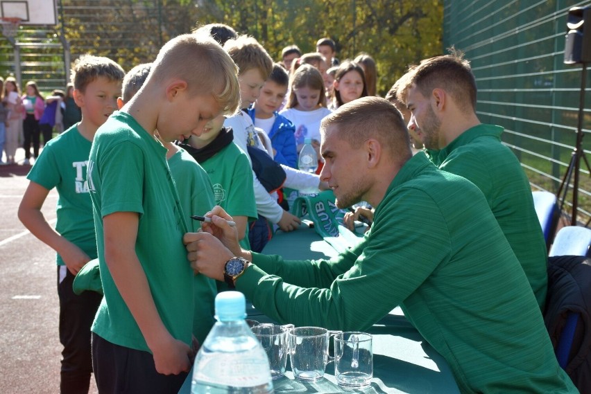 Piłkarze Radomiaka - Jakubik, Pawłowski i Feliks gościli w Publicznej Szkole Podstawowej numer 11 w Radomiu. Zobaczcie zdjęcia