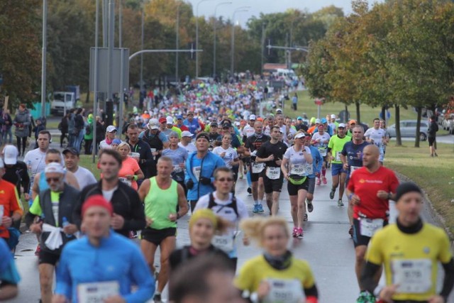 W tym roku na trasę poznańskiego maratonu wybiegła rekordowa liczba zawodników.