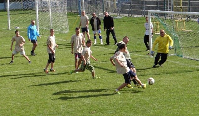 Radomszczanie, biorący udział w programach aktywizujących lokalne środowiska, przygotowali wspólnie piknik integracyjny, podczas którego m.in. rozegrano mecz piłki nożnej