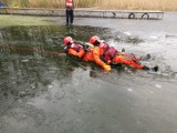 Strażacy doskonalili techniki ratownicze: ćwiczenia na lodzie