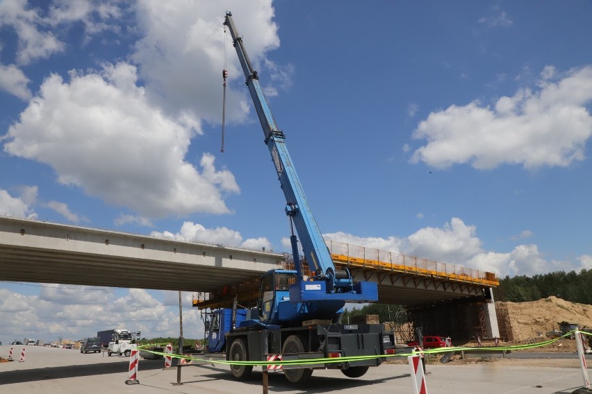 Budowa A1. Między Tuszynem a Piotrkowem jezdnia zachodnia prawie gotowa