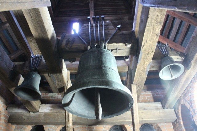 Na zdjęciu z trzema dzwonami: po lewej Piotr (1314), w środku Jan zwany "przeorskim" (1389), po prawej dzwon Najświętszej Marii Panny zwany "flisackim" (1756).