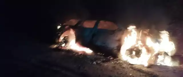 Tak wyglądał samochód w ogniu w Żenichowie, pod Gubinem.