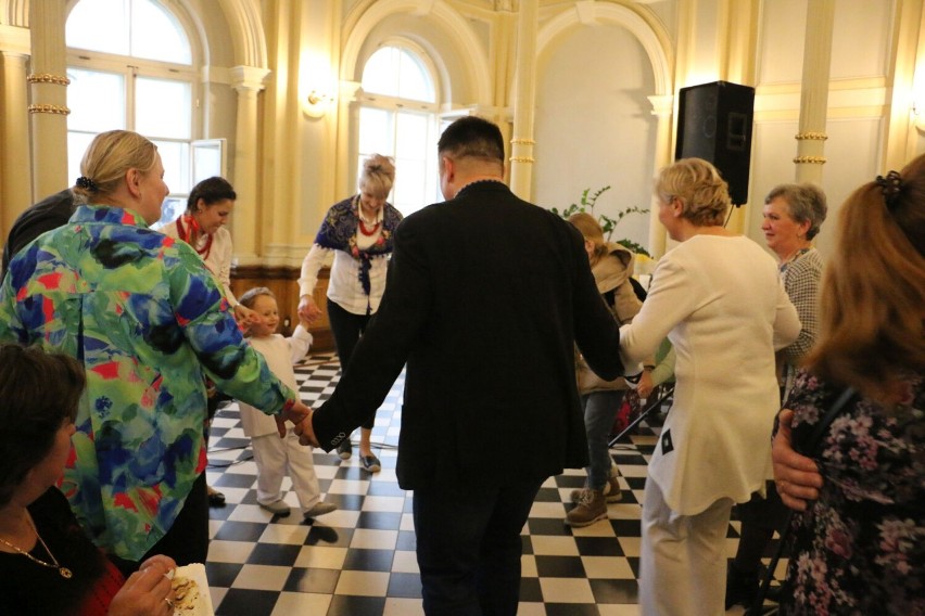 Jasełka i karnawałowa zabawa dla babć i dziadków z przedszkola Sióstr Służebniczek w Aleksandrowie Kujawskim [zdjęcia, wideo]