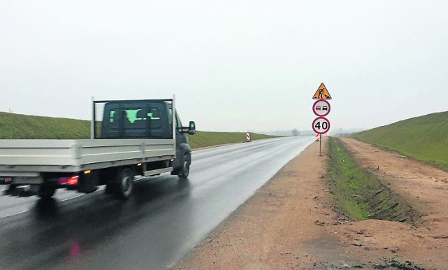 Na tej trasie łatwo dostać mandat. Od grudnia stoi tutaj znak ograniczający prędkość do 40 km i zakaz wyprzedzania