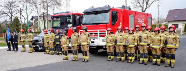 W Komendzie Miejskiej Państwowej Straży Pożarnej w Dąbrowie Górniczej odbyło się przekazanie trzech wozów strażackich

Zobacz kolejne zdjęcia/plansze. Przesuwaj zdjęcia w prawo - naciśnij strzałkę lub przycisk NASTĘPNE
