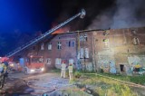 Nocny pożar w Bytomiu. Strażacy walczyli z ogniem niemal 12 godzin! Czy ktoś podpalił budynek celowo? ZDJĘCIA z akcji gaśniczej