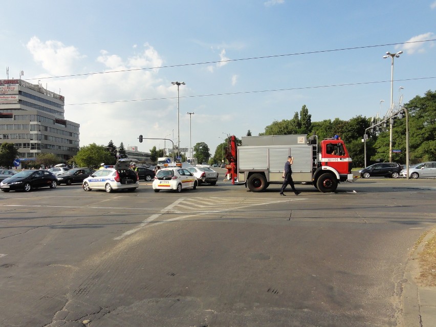 W wyniku wypadku na Aleksandrowskiej w Łodzi, samochód...
