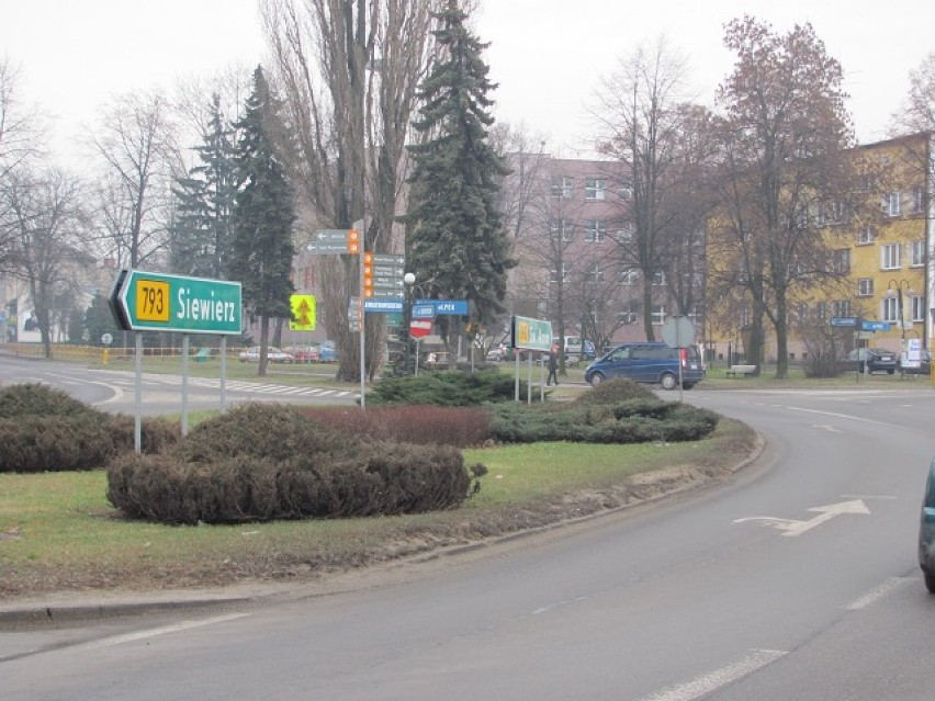 Znak przy rondzie przed Urzędem Miasta. Napisy widoczne są...