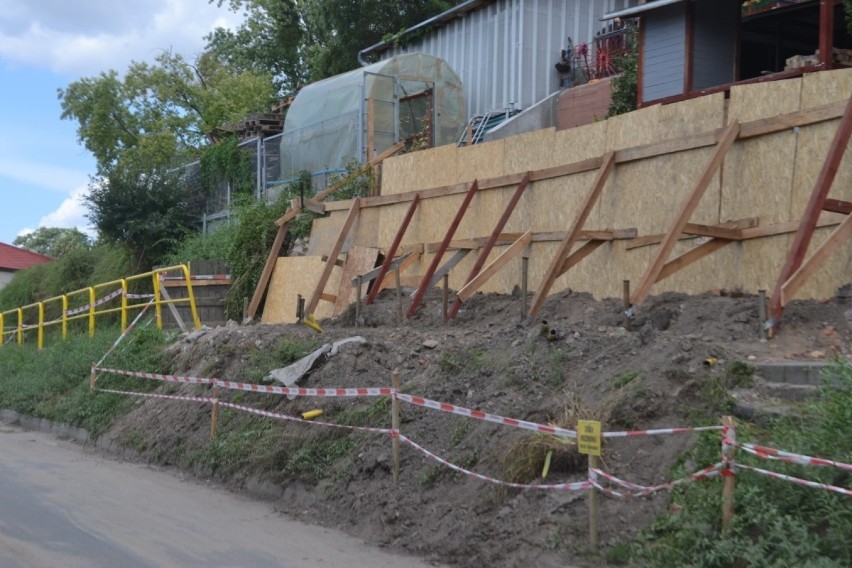 Gniew. Właściciele działek, na których doszło do osunięcia skarpy z murem oporowym samotni w zabezpieczaniu osuwiska
