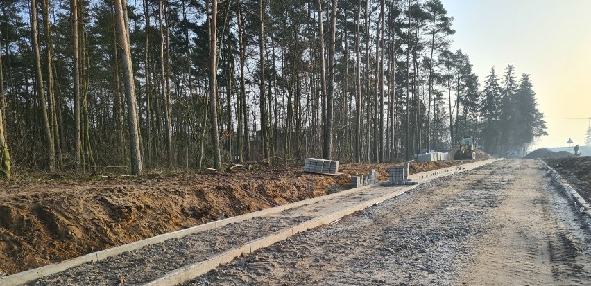 Wznowiono prace przy budowie drogi do Łazienek