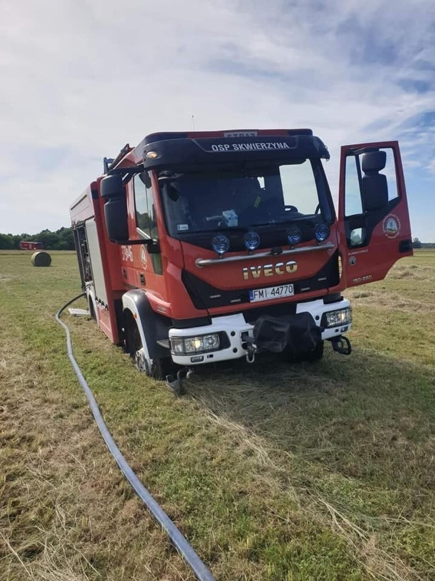 Na skutek podmokłego terenu, jeden ze strażackich wozów...