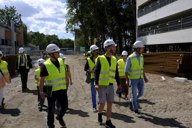 Dzisiaj po raz kolejny można było zwiedzać budowę nowego szpitala na Bielanach.  Obiekt rośnie w oczach. Nowy szpital na Bielanach będzie jednym z najnowocześniejszych w kraju. Koszt budowy całego kompleksu wyniesie ponad pół miliarda złotych.