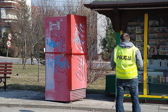 Policjanci z komisariatu uzyskali informację o osobach,...