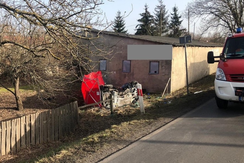 Tragiczny wypadek w Krępie w gminie Poddębice. Dwie ofiary śmiertelne, dwie osoby ranne (zdjęcia)