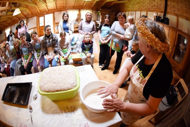 Wypiekanie chleba, szukanie zajączka to jedne z wielu zadań, jakie uczestnicy - goście z Ukrainy - warsztatów musieli wykonać w Karczmie Taberskiej w Janowcu