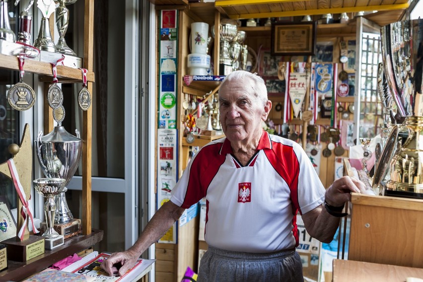 Ma 86 lat, 150 tys. kilometrów w nogach i balkon pełen nagród. Tadeusz Andrzejewski to biegacz, któremu energii zazdroszczą młodzi ludzie