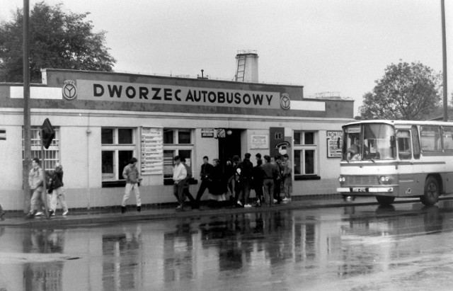Dawny dworzec PKS u zbiegu ulic Piłsudskiego i Rapackiego w Grudziądzu. Fotografie z początku lat 90.