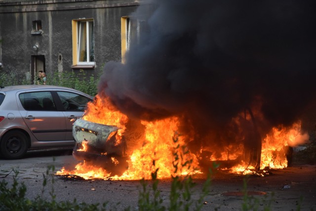 Przy ulicy Kadetów w Rybniku doszczętnie spłonął samochód