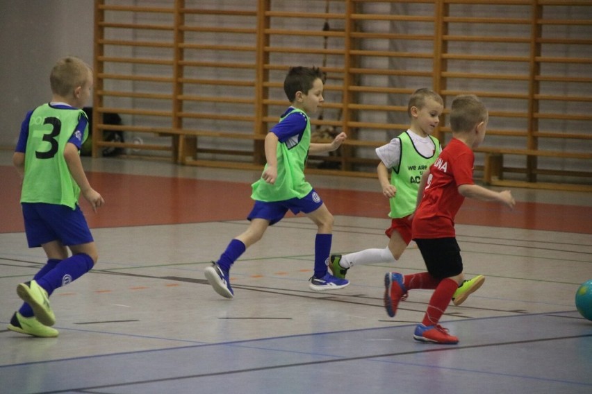 Turniej piłki nożnej o puchar Starosty Powiatu Złotowskiego w Złotowie. Drugiego dnia turnieju grali chłopcy i dziewczęta z rocznika 2017