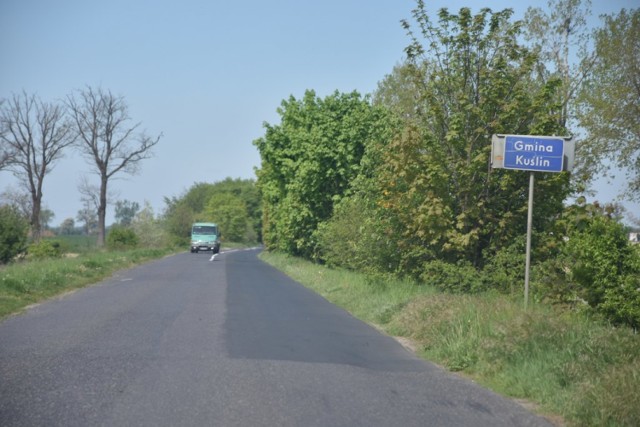 Czytelnik wskazał nam, że krzaki przy drodze są niebezpiecznie blisko drogi, co powoduje, że lakier aut ulega uszkodzeniu przy kontakcie