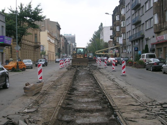 Ulica Piotrkowska. W ramach budowy Łódzkiego Tramwaju Regionalnego szynowce, kursujące po tej ulicy w końcu będą miały wydzielone torowisko.