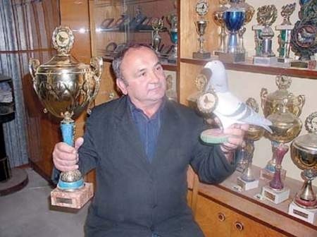 Władysław Ćwiękała prezentuje swoje trofea.