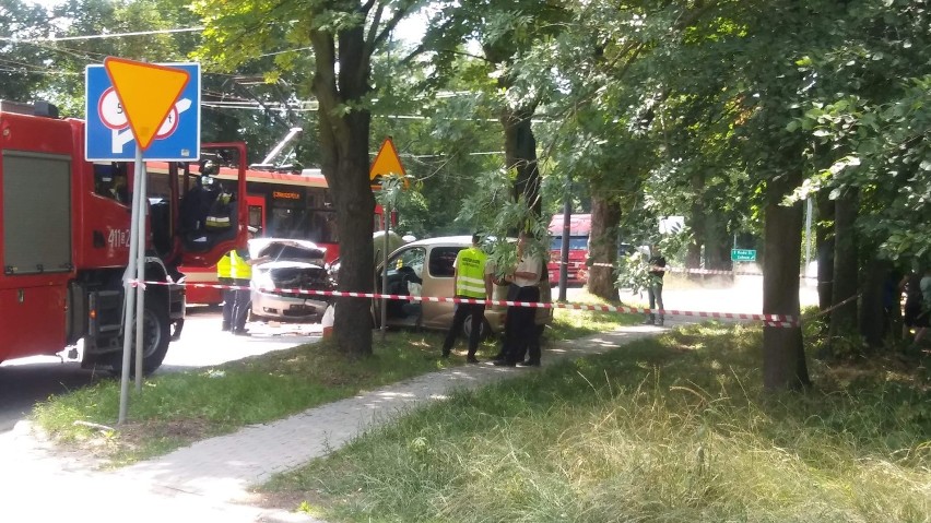 Wypadek w Bytomiu [ZDJĘCIA]. Zderzenie samochodów, uszkodzony został również tramwaj. Są utrudnienia w ruchu