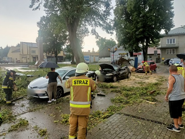 Strażacy z Tarnowa i powiatu tarnowskiego mają kilkaset interwencji związanych ze skutkami nawałnicy. W Wojniczu przy Rynku drzewo spadło na zaparkowane pojazdy.