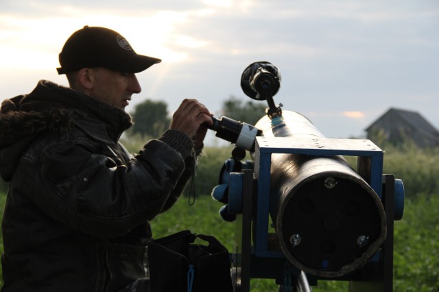 Tomasz Zaraś to pasjonat astronomii, mieszkaniec podsierakowskiego Izdebna