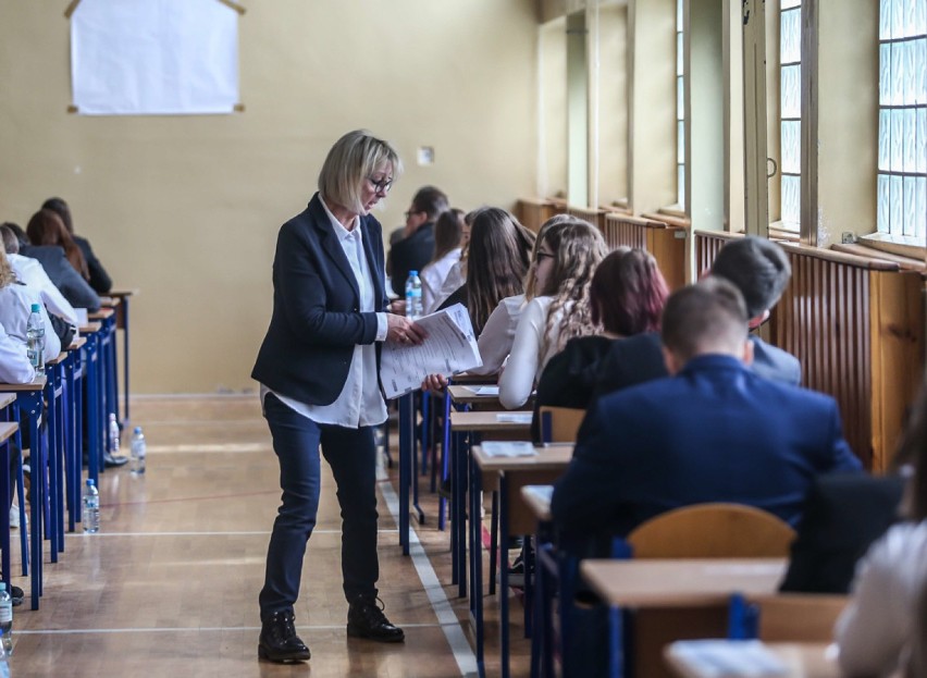 Rozpoczęły się egzaminy gimnazjalne. W Gdańsku, mimo strajku, egzamin odbył się we wszystkich szkołach [zdjęcia]