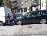 Kolizja na ulicy Fabianiego w Radomsku. Kierowca peugeota cofał, uderzył w opla