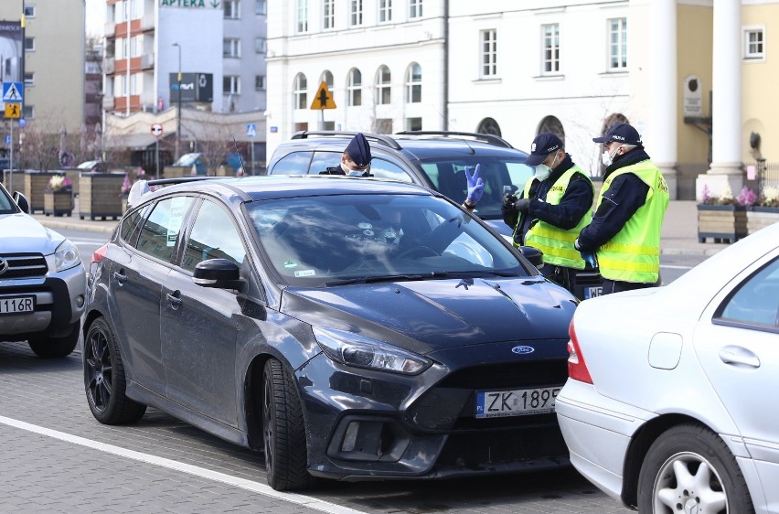 Strajk Przedsiębiorców w Warszawie. Właściciele firm z całej Polski protestują przeciw tarczy antykryzysowej 