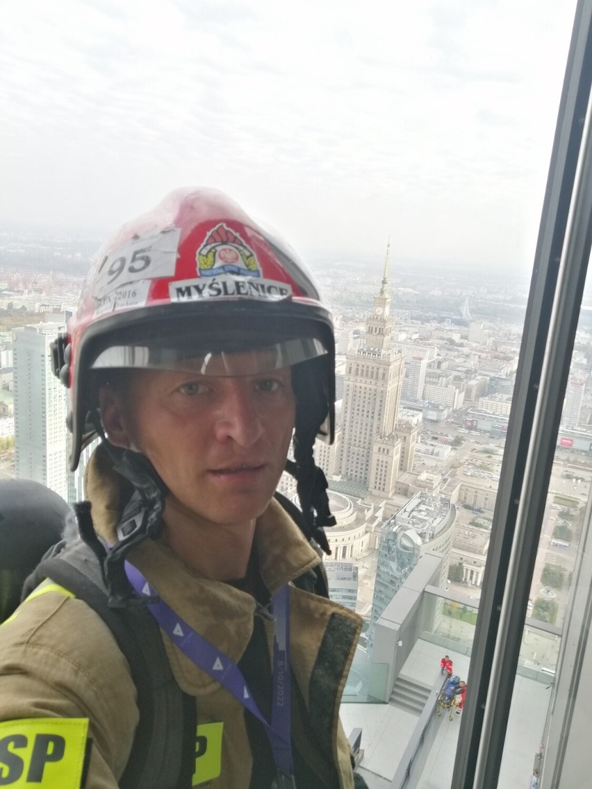 Strażak z Myślenic wbiegł na najwyższy wieżowiec UE. Pokonał 53 piętra w nieco ponad 12 minut!
