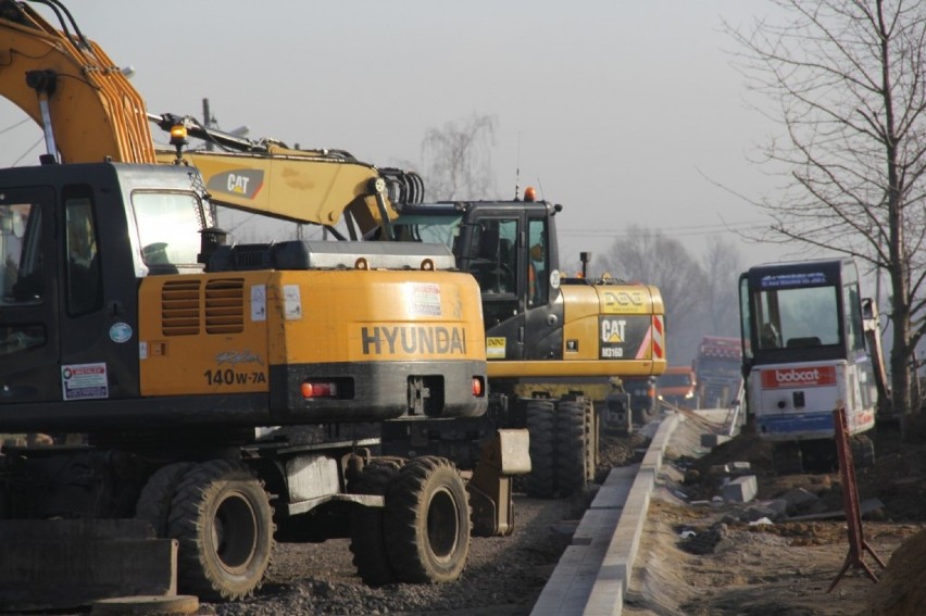Remont ulicy Szczytnickiej w Legnicy - jest już pierwsza warstwa asfaltu [ZDJĘCIA]