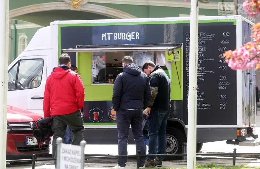 Komu przeszkadzają food trucki przy Jasnych Błoniach w Szczecinie? 