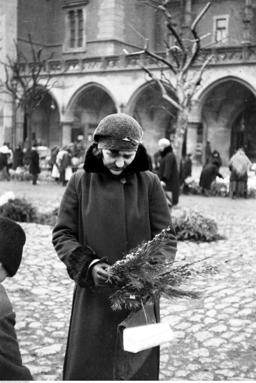 Marzec 1931 - kobieta kupująca palmy wielkanocne na Rynku...