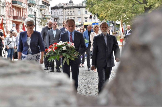 Inowrocławianie uczcili 83. rocznicę wybuchu II wojny światowej. Patriotyczna manifestacja odbyła się pod Pomnikiem Obrońców Inowrocławia