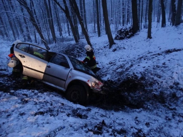 Powiat nowotymski: Na prostym odcinku trasy powiatowej Opalenica - Lwówek, a między miejscowościami Pakosław i Chraplewo, osobowa Skoda Octavia zderzyła się z ciężarówką po czym wpadła do rowu.

Czytaj więcej: Powiat NT: Kobieta ranna w wypadku