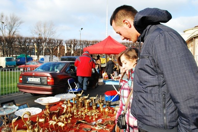 W każdy ostatni weekend miesiąca pod wrocławską Halę Ludową bardzo chętnie przychodzą zarówno starsi, jak młodzież.