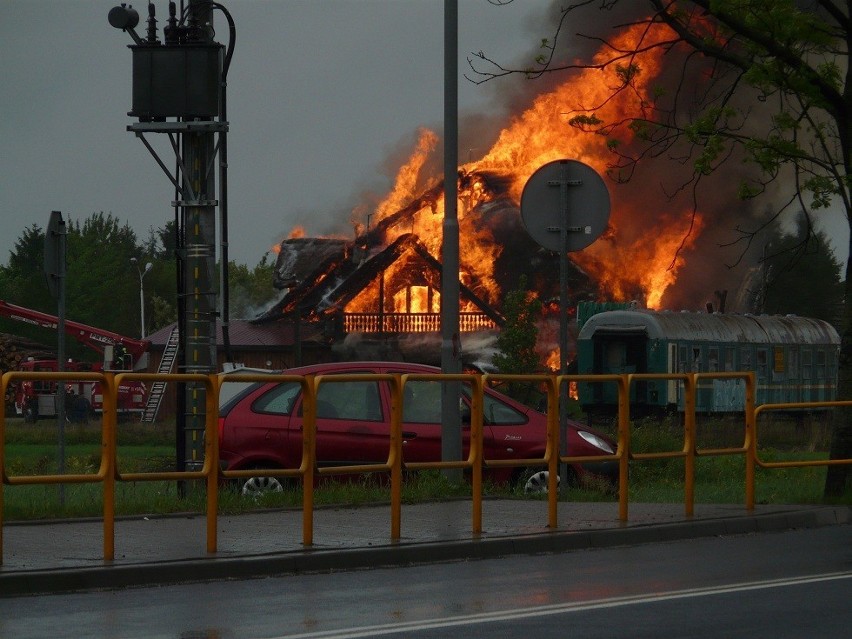 Spłonęła karczma We Młynie pod Zduńską Wolą [zdjęcia]